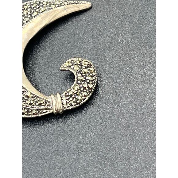 Vintage Mid-Century Modernist SU Sterling Marcasite Scroll Ribbon Leaf Brooch - Picture 4 of 15